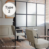 サロンにあるブラック色アイアンパーテーション【Type 2：パネル横1枚】オプション鉄柱を使用