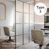 サロンにあるベージュグレー色アイアンパーテーション【Type 3：パネル横2枚】オプション鉄柱を使用