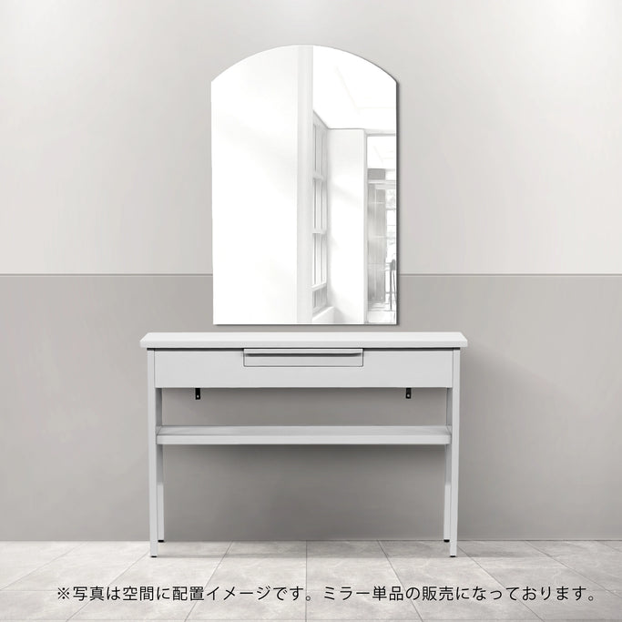 サロンにあるフレームレスアーチミラーとホワイトコンソール