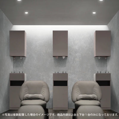 サロンにあるベージュグレーシングルドアシャンプーキャビネットの3台とシャンプーチェアの2台