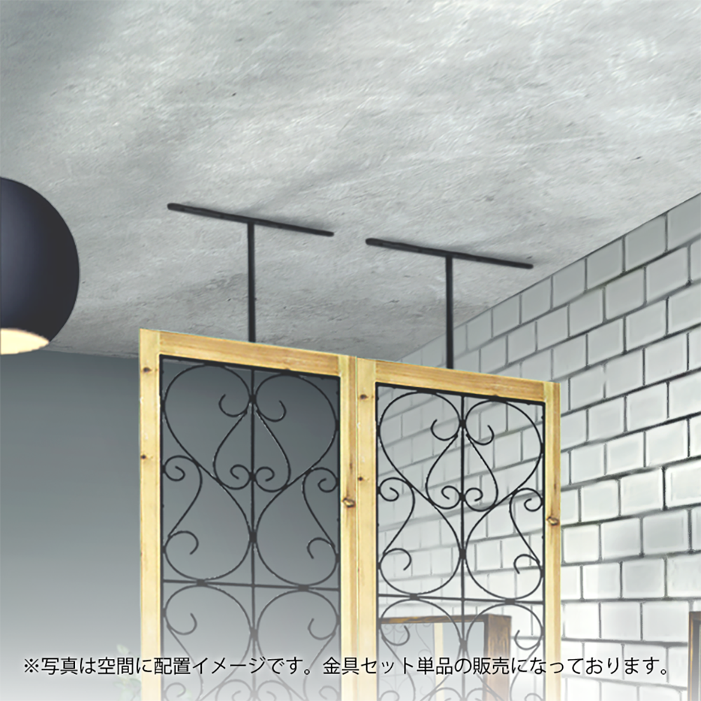 おしゃれな美容室にあるウッドパーテーション。ブラック金具で天井に固定されています