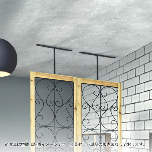 おしゃれな美容室にあるウッドパーテーション。ブラック金具で天井に固定されています