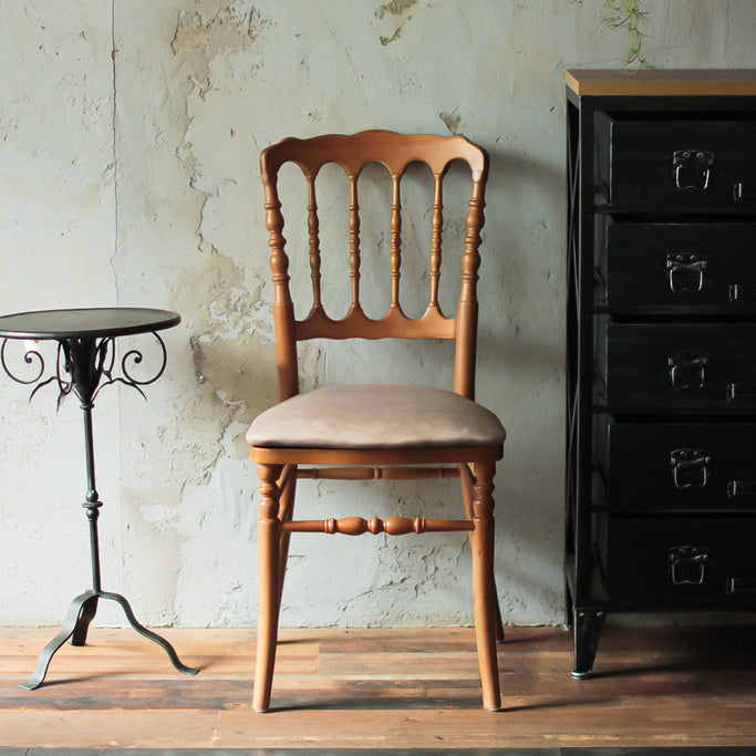部屋にあるブラウン色ナポレオンチェア（モカグレー色クッション付き）