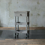 部屋にあるグレー色アンティークワゴン【ルシール】